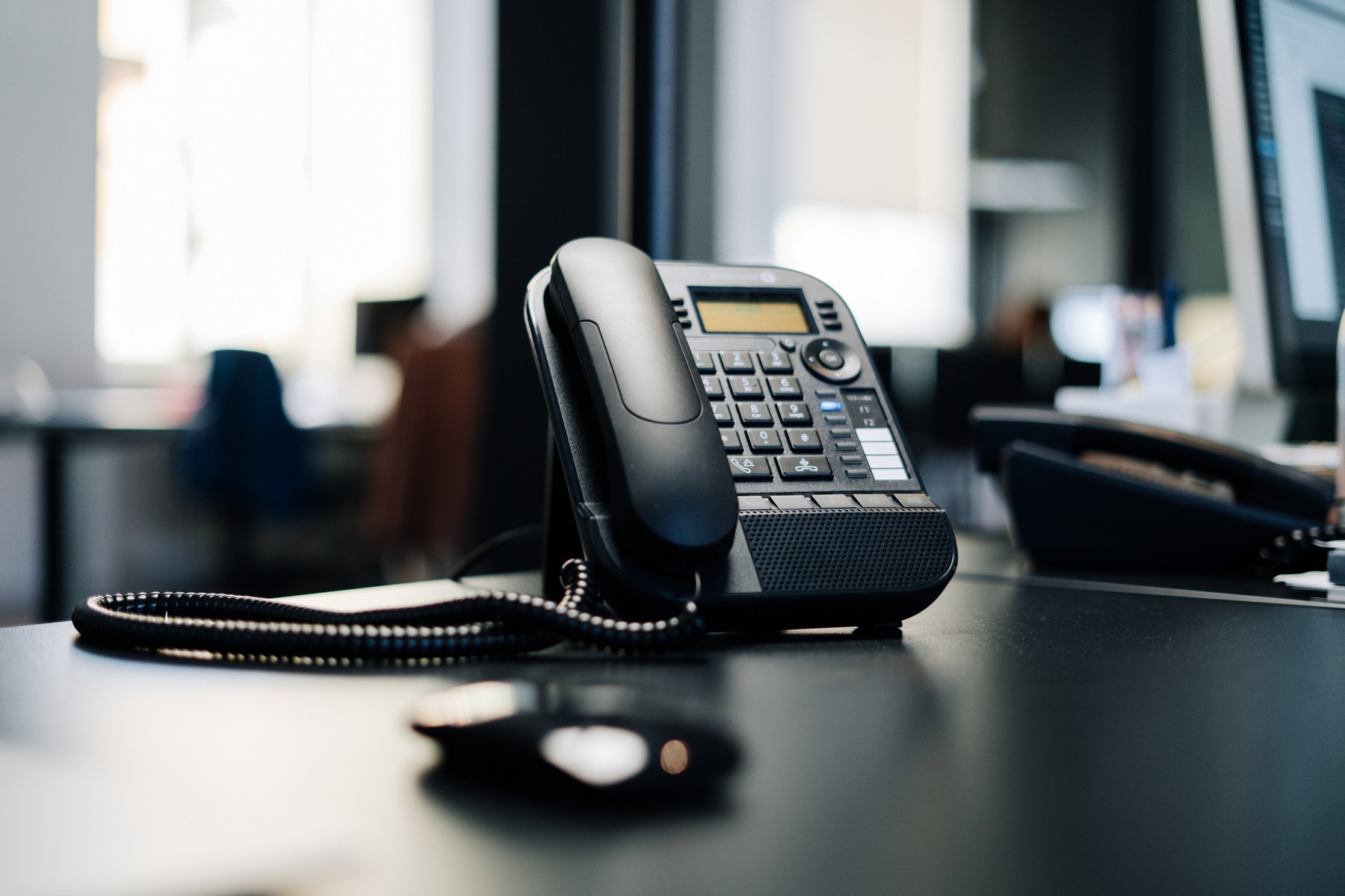 Téléphone de bureau prêt à prendre un appel