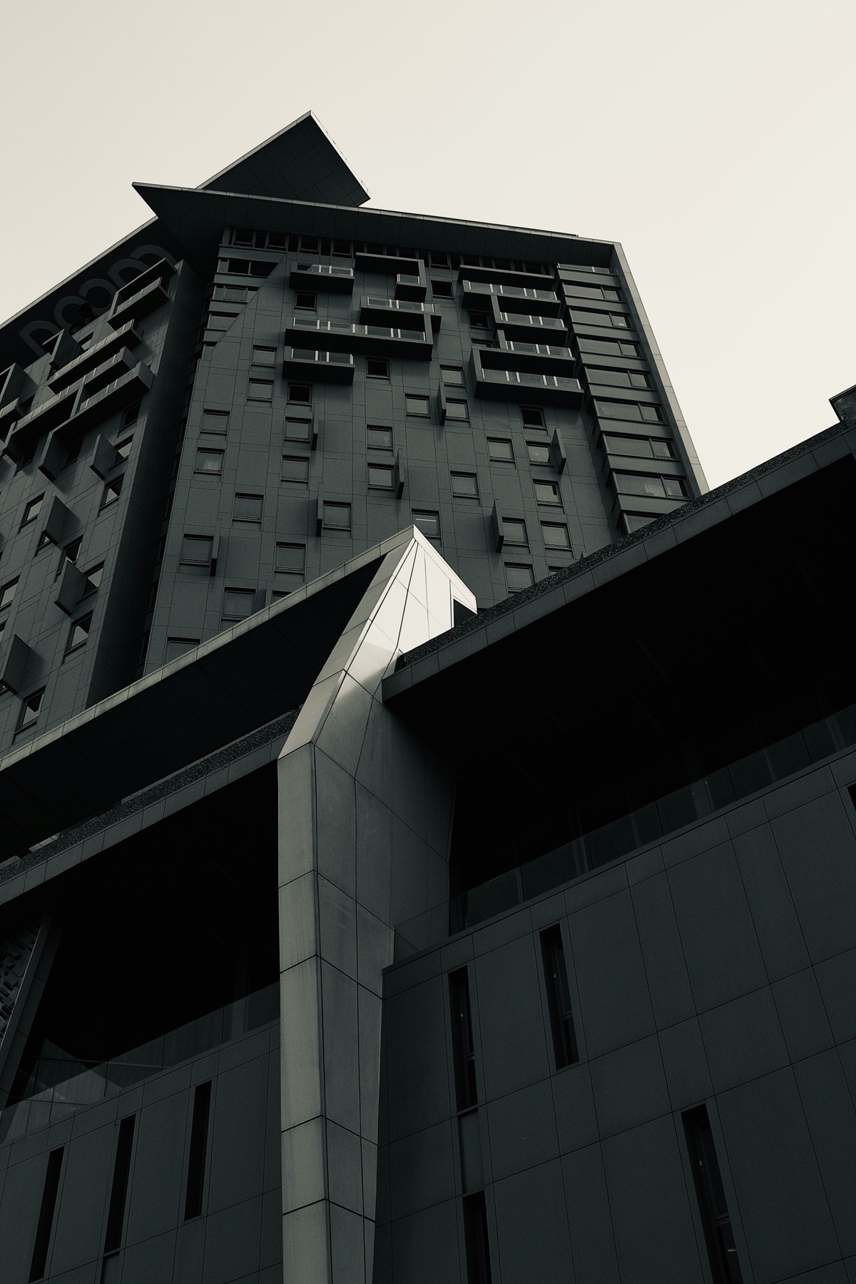Façade d'un immeuble moderne à Abidjan, vue en contre-plongée